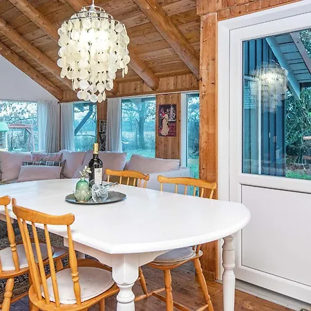 5 Person In Hovborg-by Traum