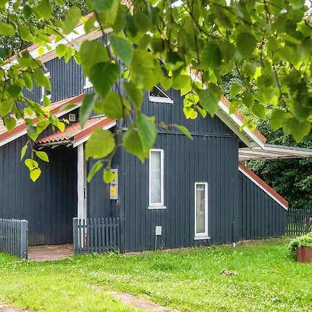 5 Person In Hovborg-by Traum